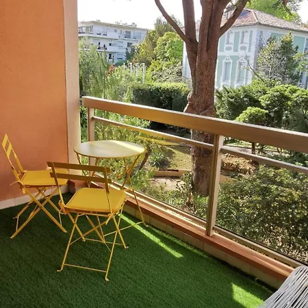 2 Pieces Au Calme Avec Terrasse Et Climatisation Lägenhet *