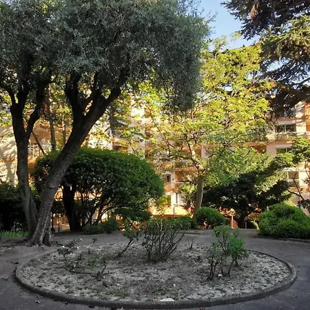 Apartman 2 Pieces Au Calme Avec Terrasse Et Climatisation *