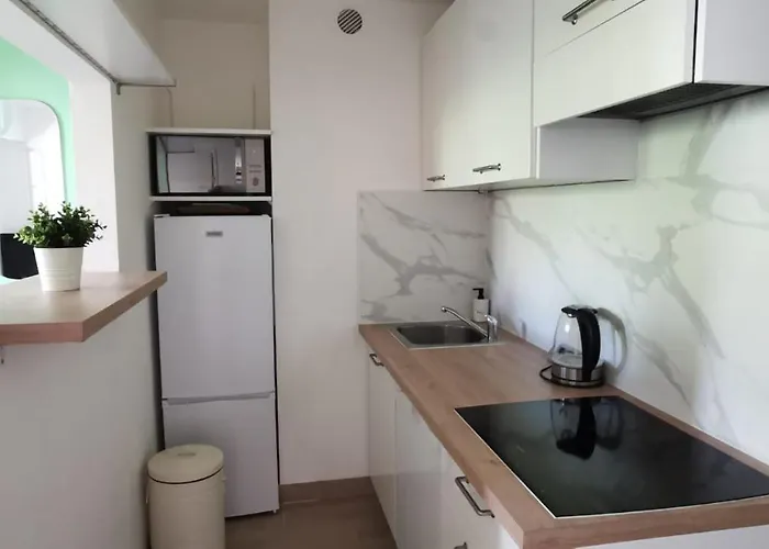 2 Pieces Au Calme Avec Terrasse Et Climatisation *